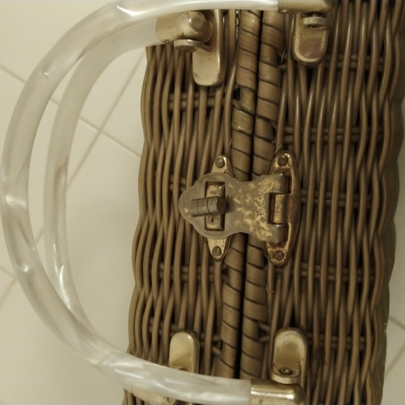 Wicker Purse with loose sight handle - Picture 2 of 4